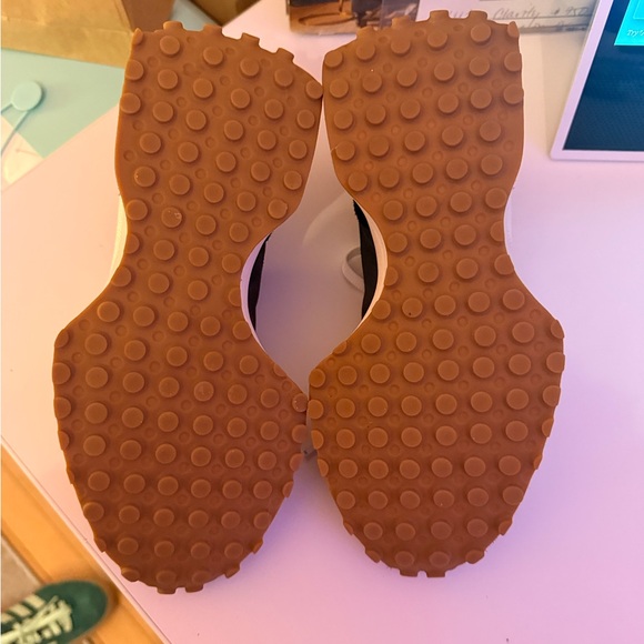 NEW BALANCE 327 Women’s Sneakers - Black/White/Gum - 7.5 - Picture 12 of 12